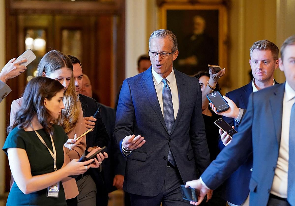 El líder republicano en el Senado, John Thune, entre los periodistas en el Capilolio