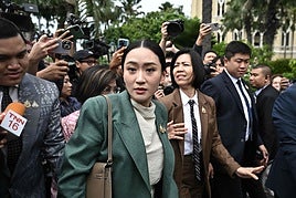 El Constitucional de Tailandia suspende a la primera ministra por una llamada al hombre fuerte de Camboya en la que criticó a su propio Ejército