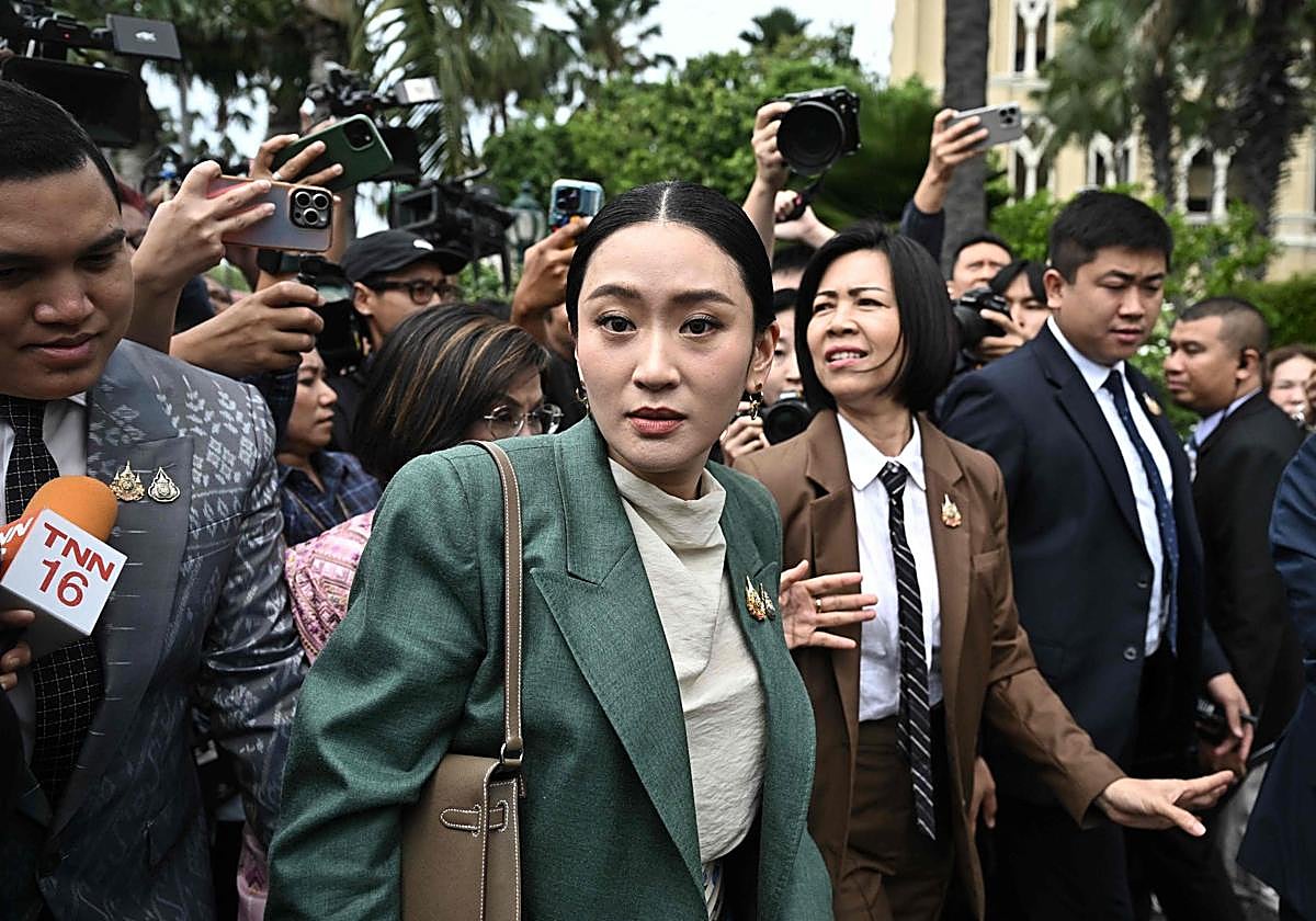 La primera ministra de Tailandia, Paetongtarn Shinawatra, tras conocer su suspensión en Bangkok