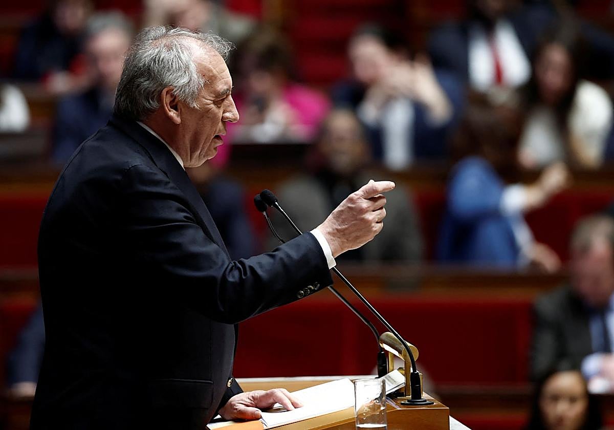El primer ministro de Francia, François Bayrou, pronuncia un discurso en el parlamento en París