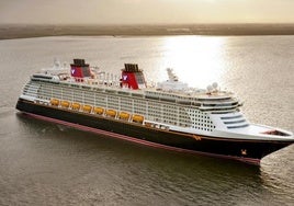 Un padre salta de un crucero de Disney para salvar a su hija que había caído por la borda