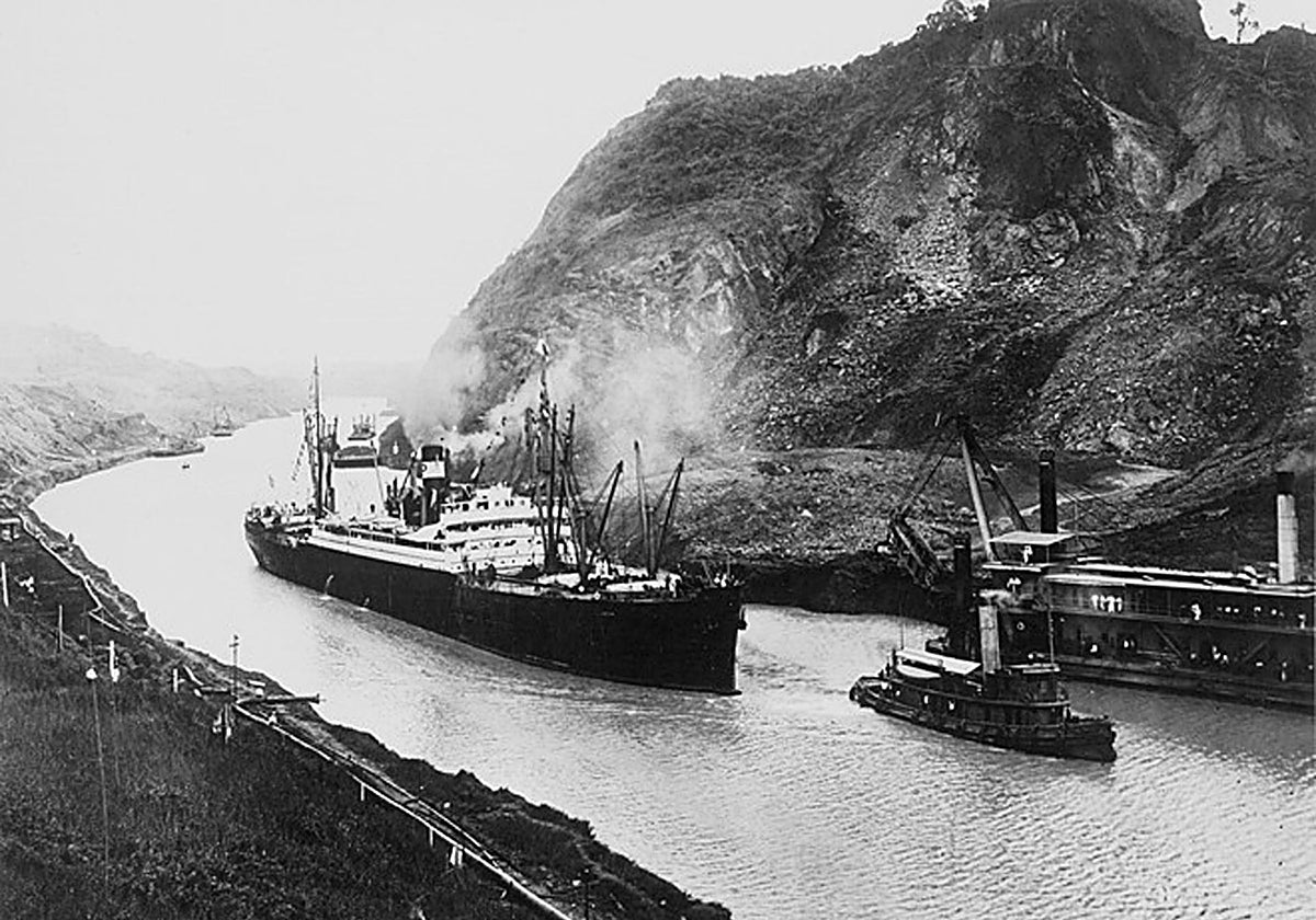 Paso de un barco a través del canal de Panamá