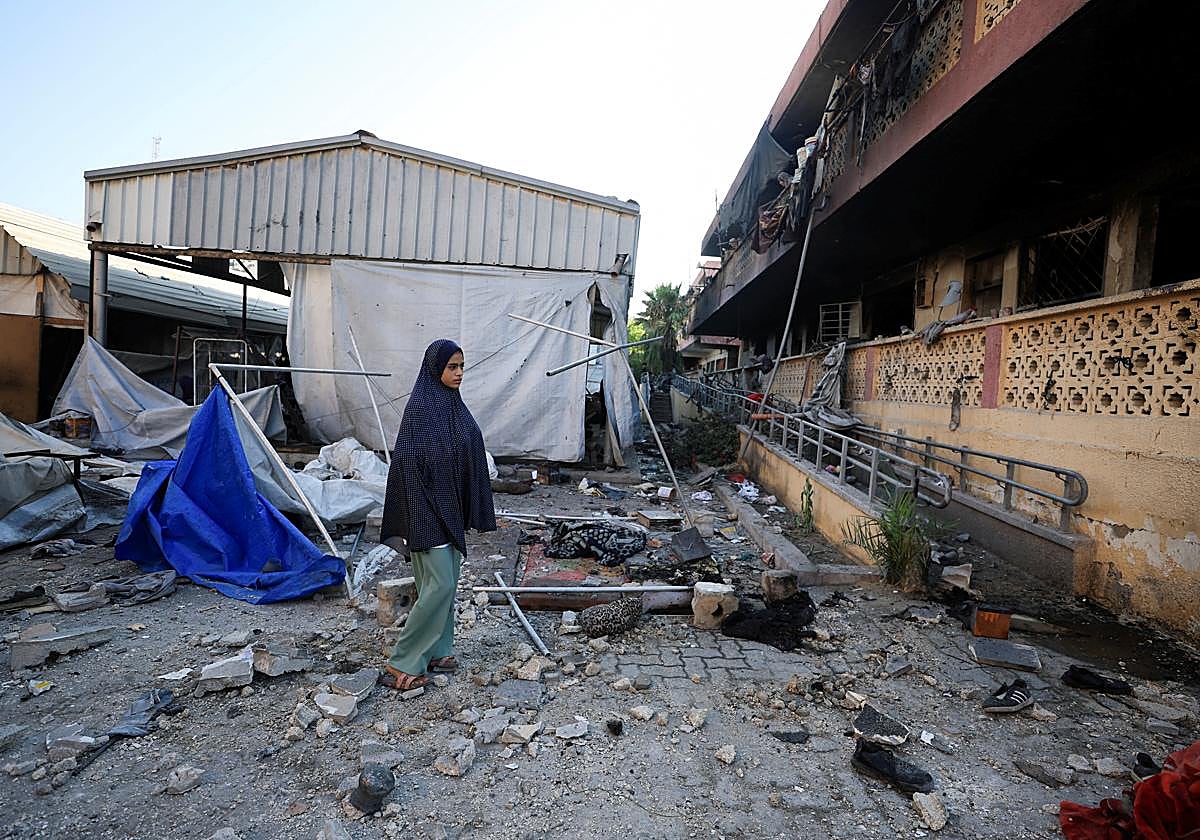 Una mujer en el escenario de un ataque israelí.