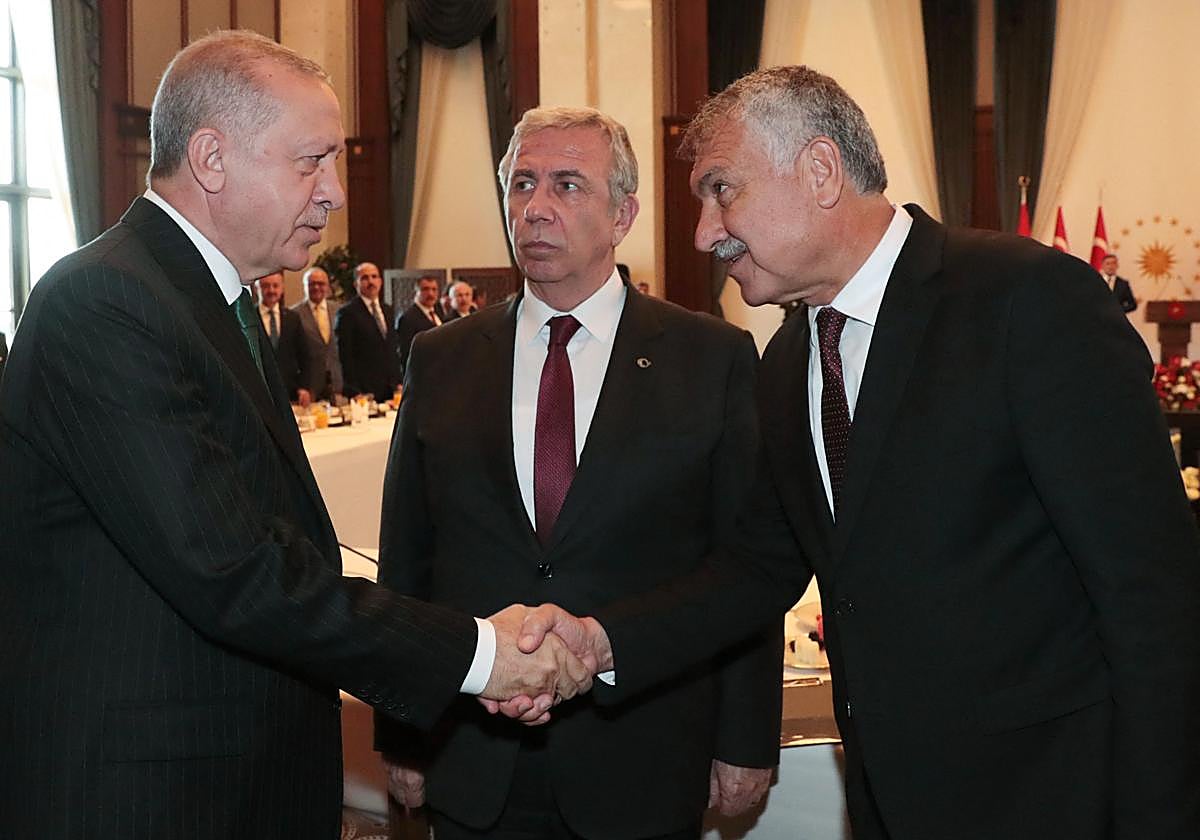 El presidente de Turquía, Recep Tayyip Erdogan (i); el alcalde de Andana, Zeydan Karalar (d), y el alcalde de Ankara, Mansur Yavas (c)