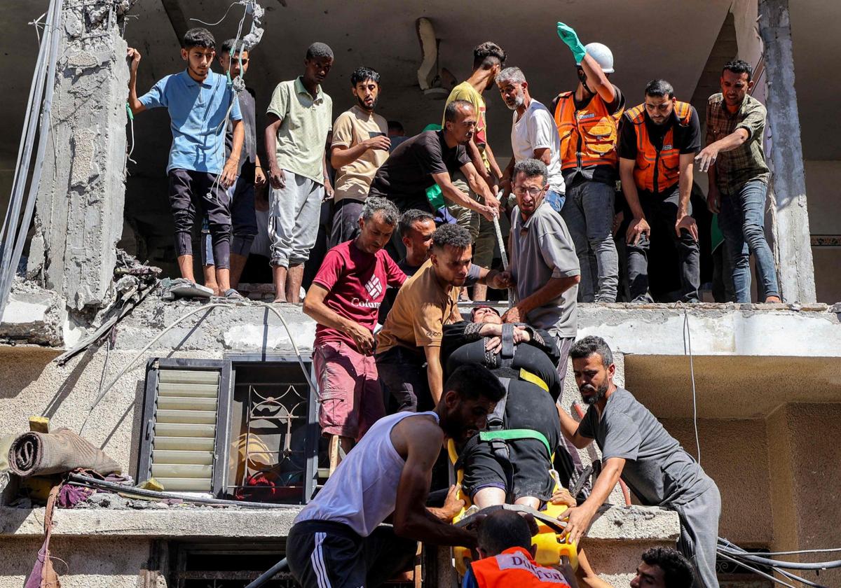 Una mujer, evacuada de un edificio bombardeado por Israel en Gaza
