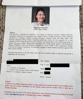 Imagen secundaria 2 - Carmen Lau: «Hay gente en la diáspora y sobre el terreno trabajando para que el movimiento siga adelante». Arriba, Carmen Lau, activista hoy en el exilio, durante las protestas prodemocracia en 2019 en Hong Kong. Abajo, durante la campaña de las elecciones municipales de 2019 y a la derecha, una copia de las cartas remitidas a los vecinos de Carmen Lau, en la que se ofrecía un millón de dólares hongkoneses de recompensa por su entrega a la embajada china