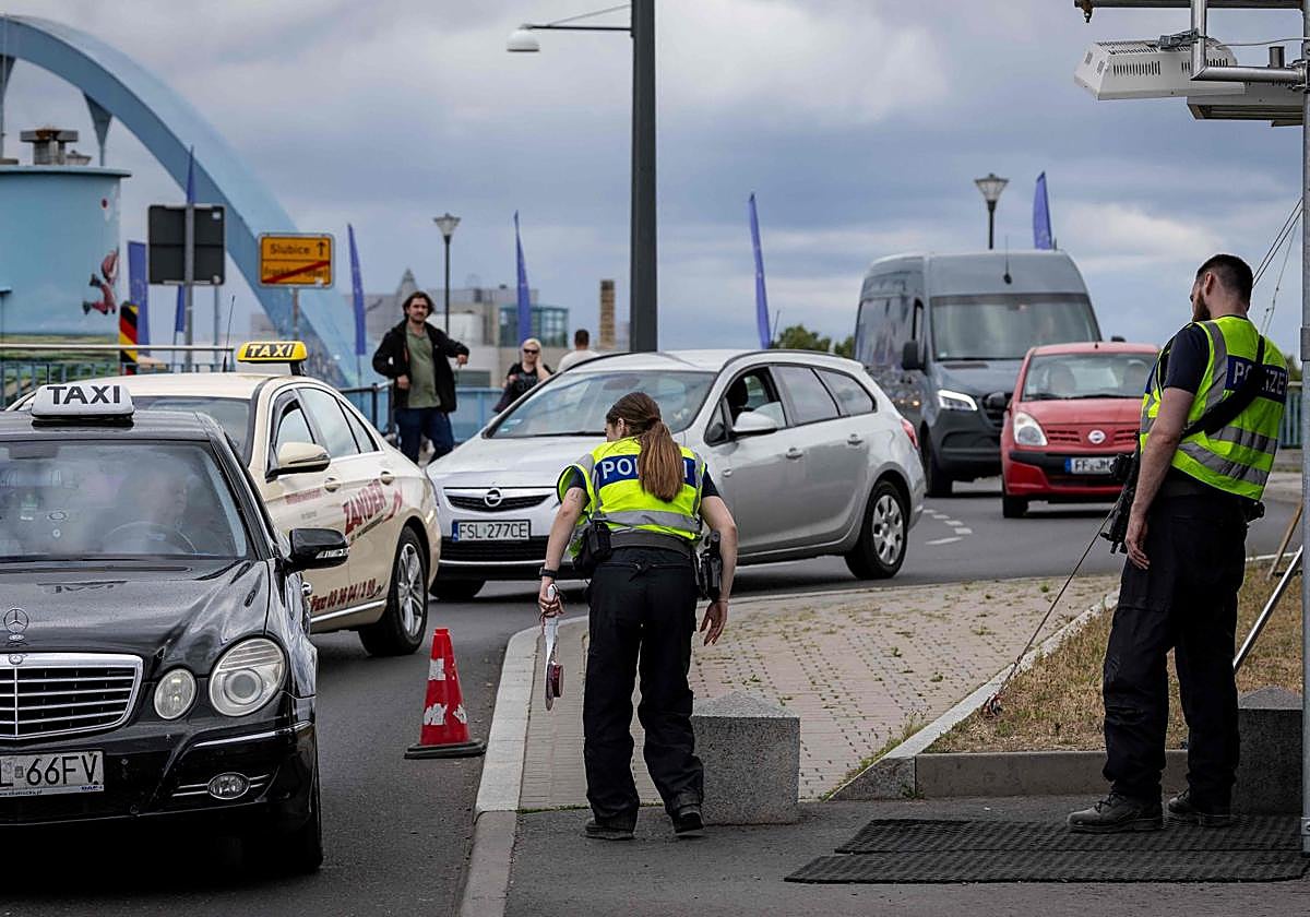 Largas colas de coches en los pasos fronterizos entre Polonia y Alemania