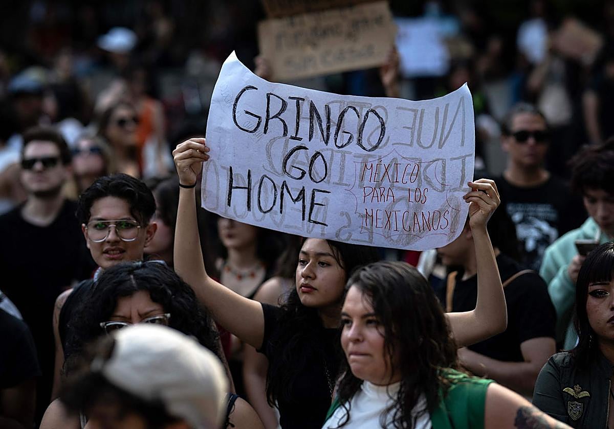Pancartas en contra de los estadounidenses en una protesta en Ciudad de México por el coste de la vivienda