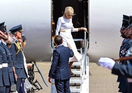 Nuevo desplante de Brigitte Macron a su marido: rechazó la ayuda del presidente francés al bajarse del avión en su visita a Reino Unido