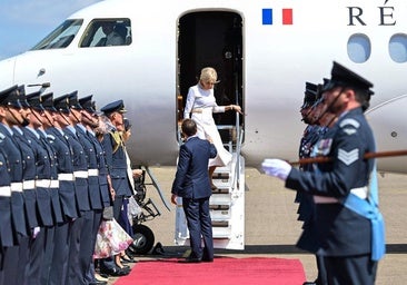 Nuevo desplante de Brigitte Macron a su marido: rechazó la ayuda del presidente francés al bajarse del avión en su visita a Reino Unido
