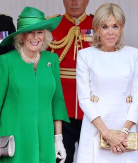 Imagen secundaria 2 - Los príncipes de Gales, Guillermo y Catalina, han recibido al presidente de Francia, Emmanuel Macron, en la primera foto. Segunda foto: Macron y el rey Carlos III conversan en el estrado real en Datchet Road, en Windsor. En la tercera foto, la reina Camila y Brigitte Macron posan en el estrado real en Datchet Road