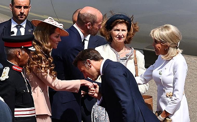 Imagen principal - Los príncipes de Gales, Guillermo y Catalina, reciben al presidente de Francia, Emmanuel Macron, y a su mujer Brigitte, en la primera foto. Segunda foto: la Guardia de Honor patrulla en el Castillo de Windsor. En la tercera foto, la reina Camila y Brigitte Macron posan en el estrado real en Datchet Road, en Windsor
