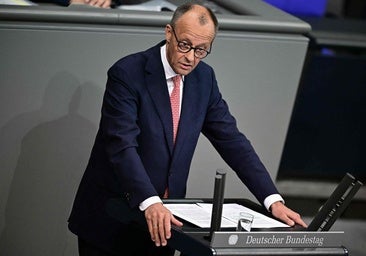 El canciller alemán defiende sus primeras semanas en el cargo entre insultos y acusaciones en el Bundestag