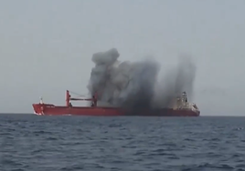 Un barco griego atacado por los hutíes en el mar Rojo se hunde y deja 4 muertos, 14 desaparecidos y 7 rescatados