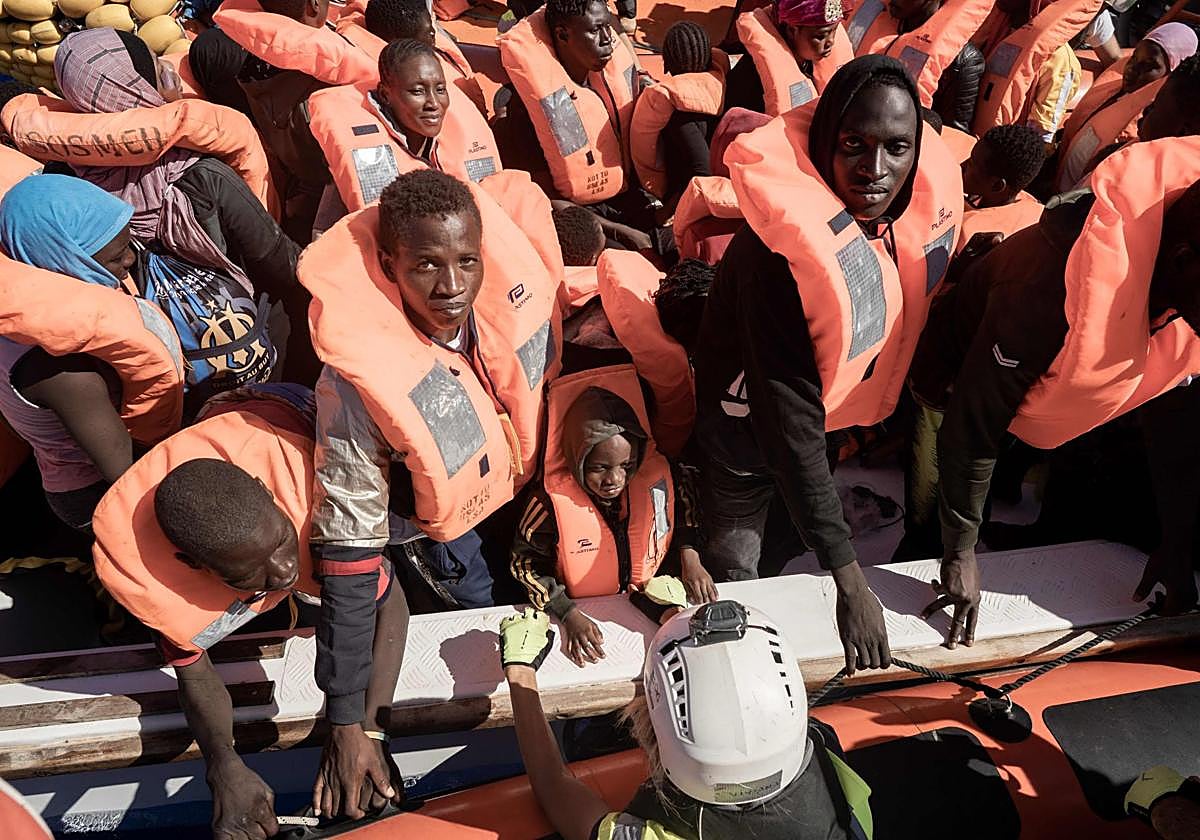 Inmigrantes a punto de embarcar en el Ocean Viking tras salir de Libia