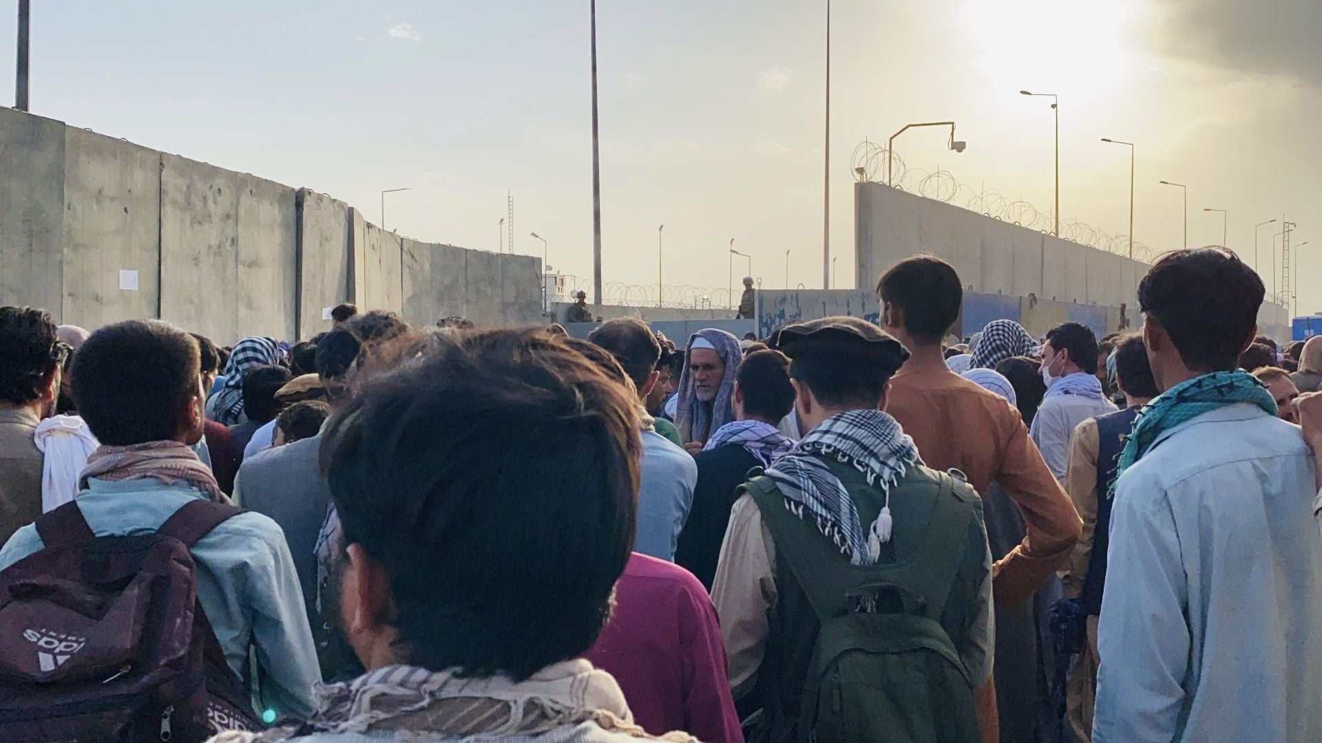 Afganos intentan huir del país en el aeropuerto de Kabul tras la toma del poder por los talibanes en agosto de 2021