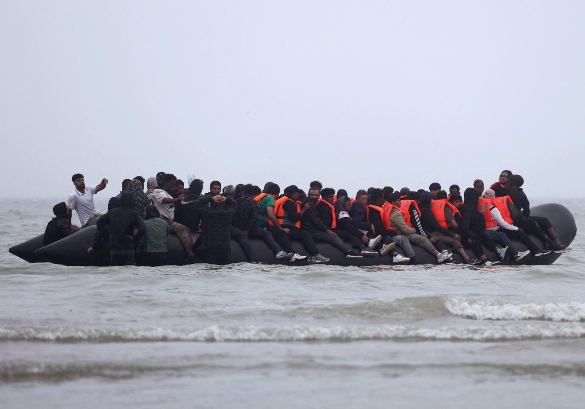 Decenas de inmigrantes, a bordo de una lancha neumática junto a la costa de Calais (Francia)