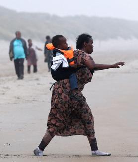Imagen secundaria 2 - Las playas de Calais son el punto de partida para los inmigrantes que tratan de llegar al Reino Unido a través del canal de la Mancha en balsas inflables