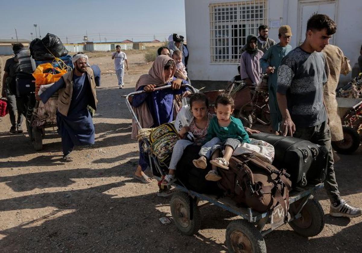 Refugiados afganos que han regresado a Irán, se reúnen en un campamento provisional en la frontera de Islam Qala (Afganistán)