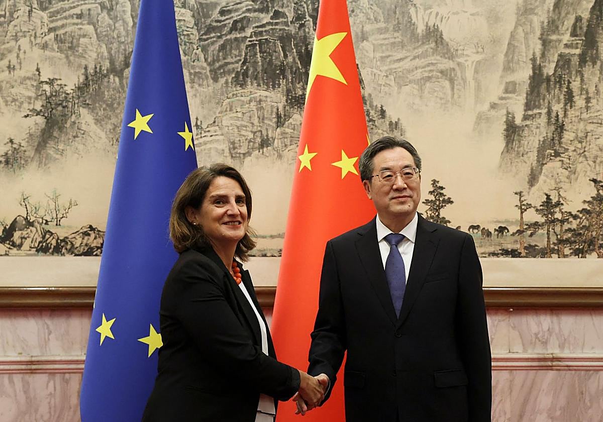 La vicepresidenta ejecutiva de la UE, Teresa Ribera, y el viceprimer ministro chino, Ding Xuexiang, en Pekín