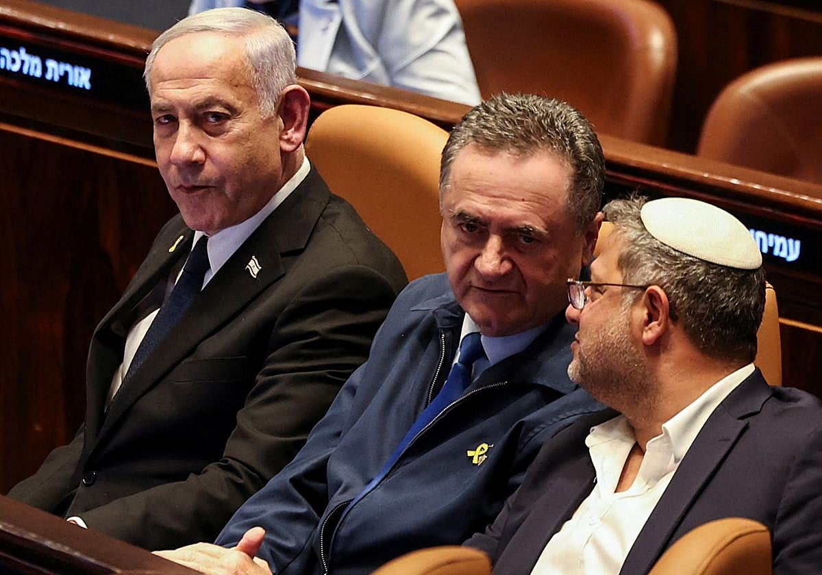 El primer ministro israelí, Benjamin Netanyahu, junto a los minsitros de Defensa y de Seguridad, Israel Katz e Itamar Ben Gvir, en una sesión en el Parlamento este lunes