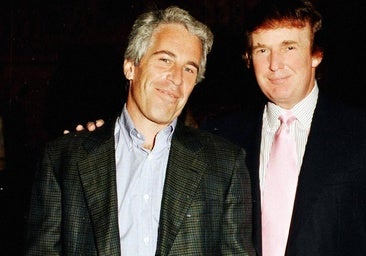 «Estúpidos, ingenuos»: Trump se enfrenta a sus seguidores más radicales por el escándalo de Epstein
