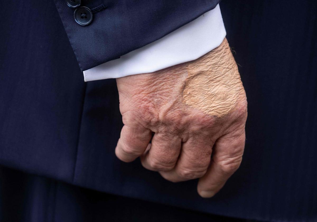 Detalle de la mano de Trump antes de abordar el helicóptero Marine One el pasado 15 de julio
