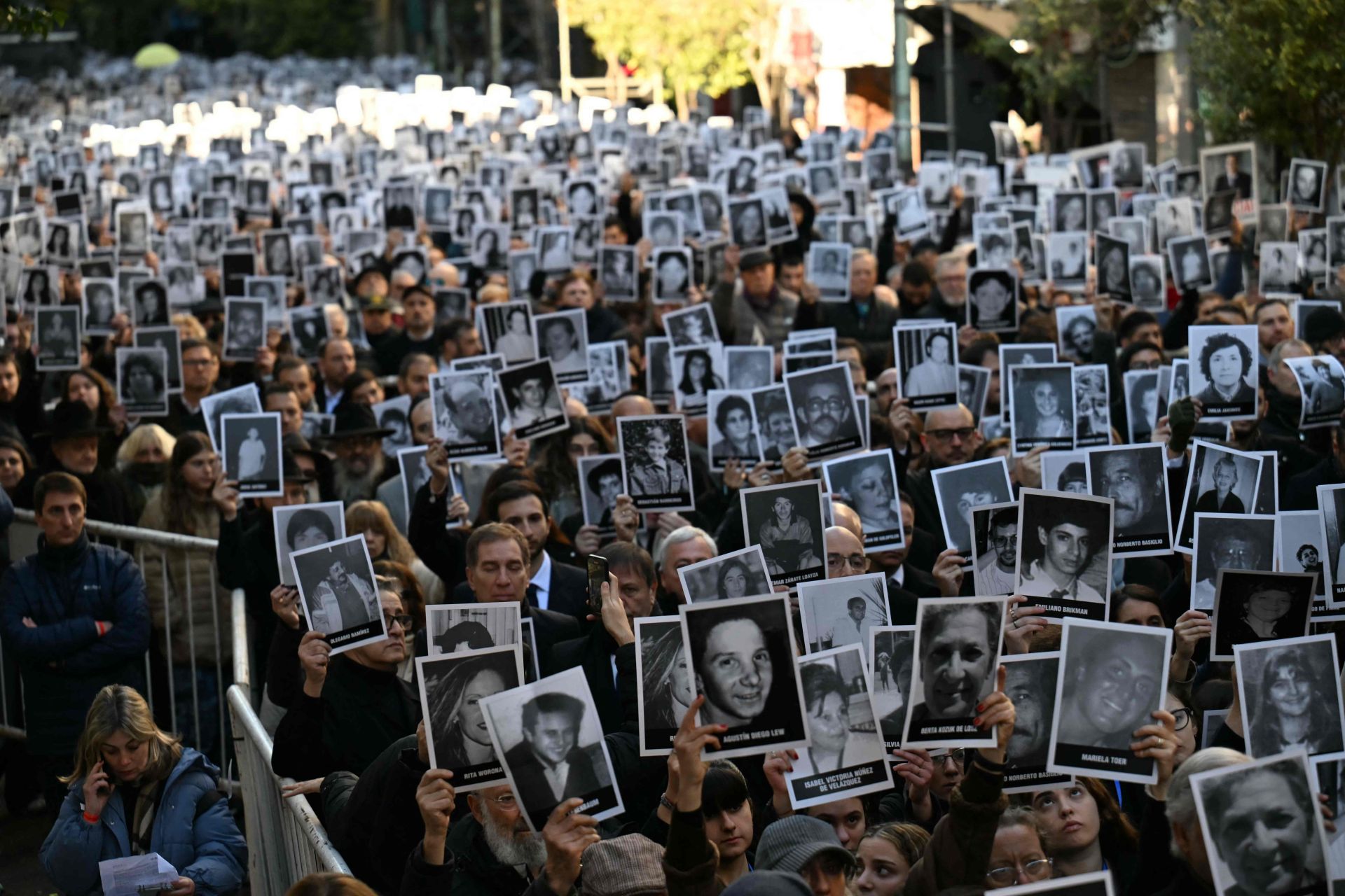 Los participantes en el homenaje recordaron a los fallecidos con sus retratos