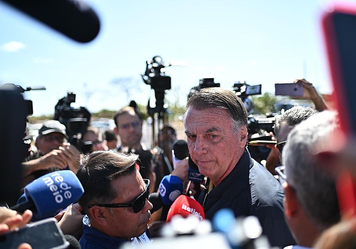 El expresidente brasileño Jair Bolsonaro habla con la prensa a su salida de la sede de la Policía