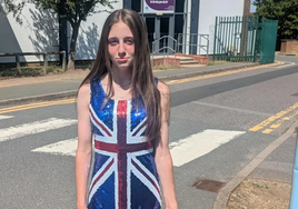 Polémica en Reino Unido: expulsan a una niña de 12 años de su escuela por llevar un vestido con la bandera en el 'día de la cultura'