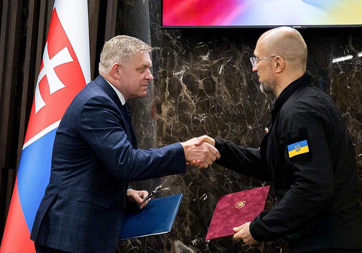 El primer ministro de Eslovaquia, Robert Fico, junto a su homológo ucraniano en su última visita al país invadido por Rusia