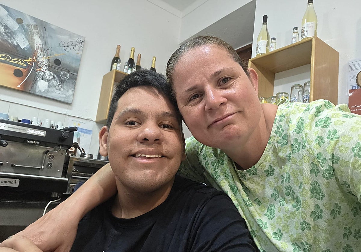 Ana Paula Reis y su hijo, Gustavo