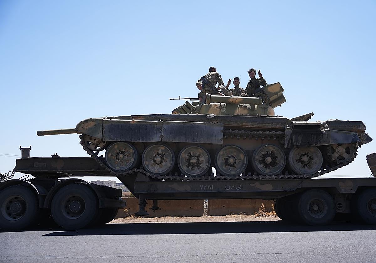 Un convoy del ejército sirio en Sueida.