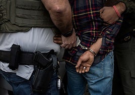 «Estábamos encadenados, comíamos como perros»: los abusos de los agentes de inmigración de EE.UU. a los detenidos