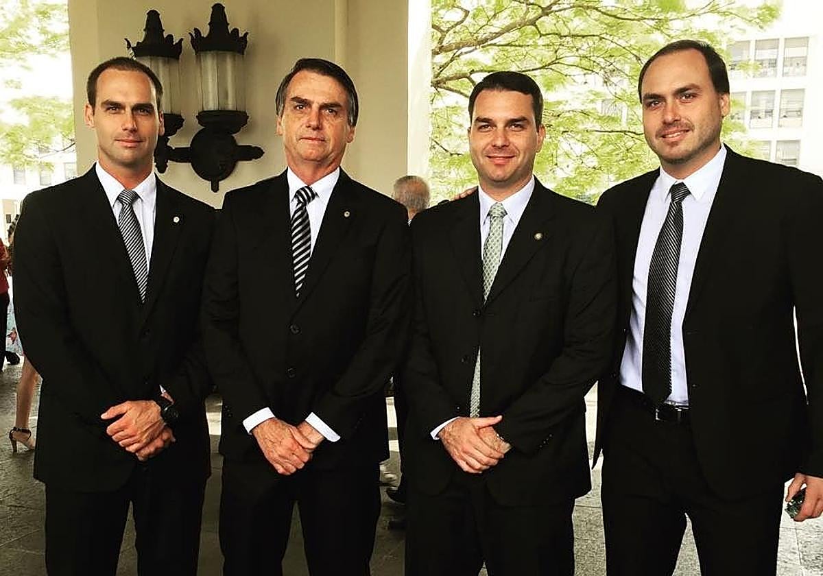 El exmandatario Bolsonaro y su hijo Eduardo, ambos implicados por un presunto intento de golpe de Estado y en una supuesta trama de financiación en EE.UU.