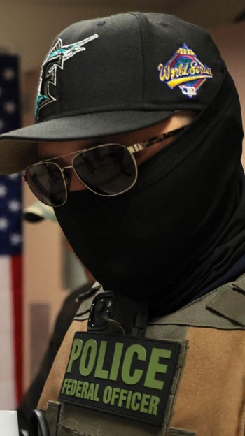 Agentes federales con el rostro cubierto se dedican a aterrorizar a «sin papeles» por todo el país