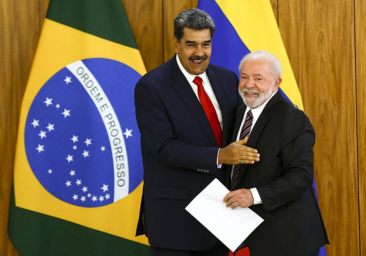 Maduro y Lula se saludan en Brasilia durante un encuentro en 2023