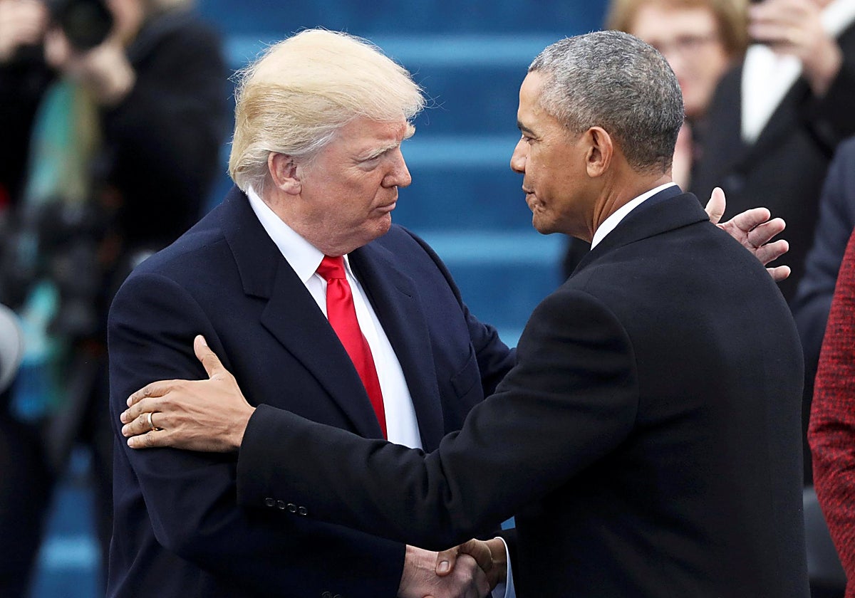 Obama saluda a Trump en la ceremonia de su primera investidura, en 2017