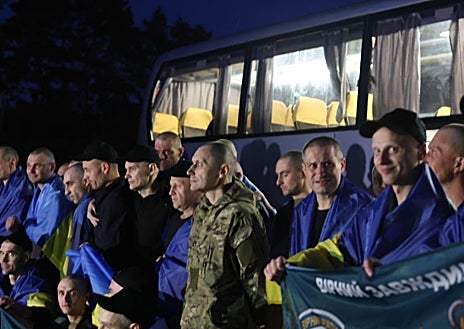 Imagen secundaria 1 - Zelenski anunció que este miércoles 1.000 soldados regresaron a casa como parte de la novena etapa del último intercambio de prisioneros acordado en Estambul.