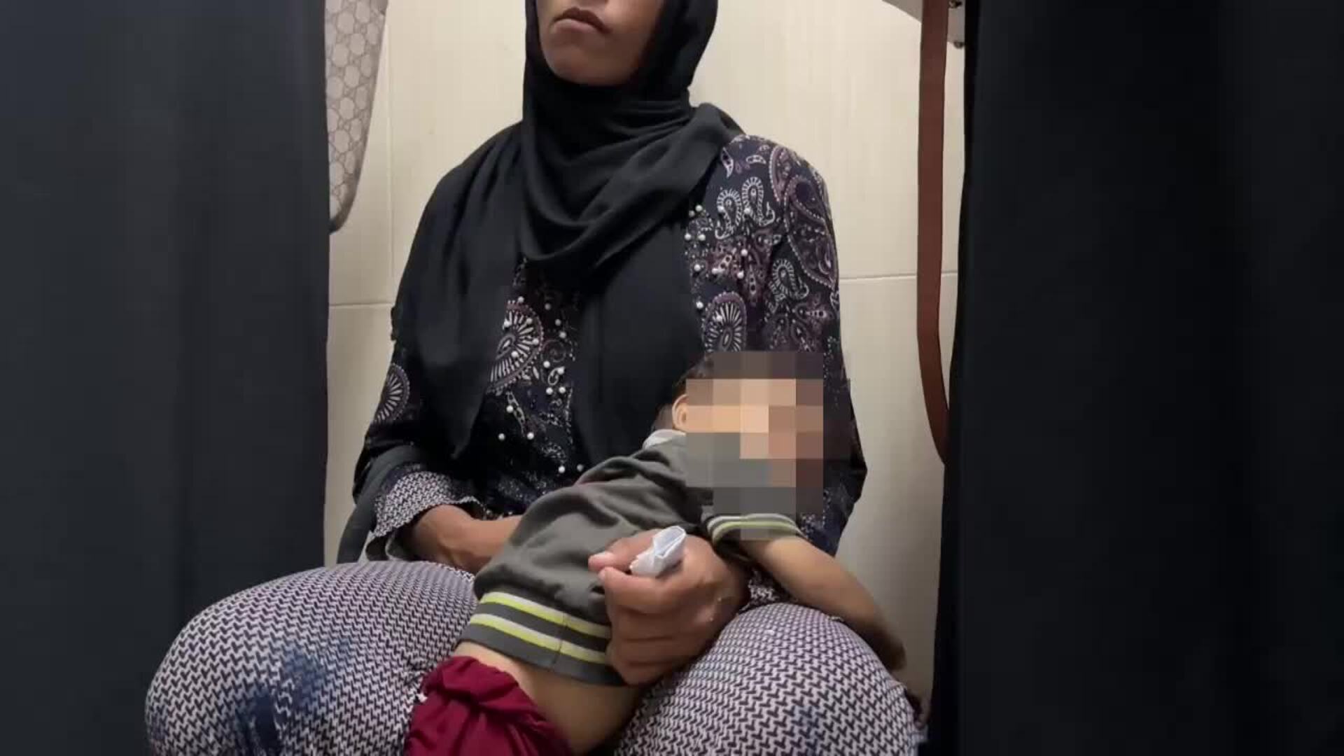 Médicos, madres y bebés hambrientos en el único hospital que trata la desnutrición en Gaza