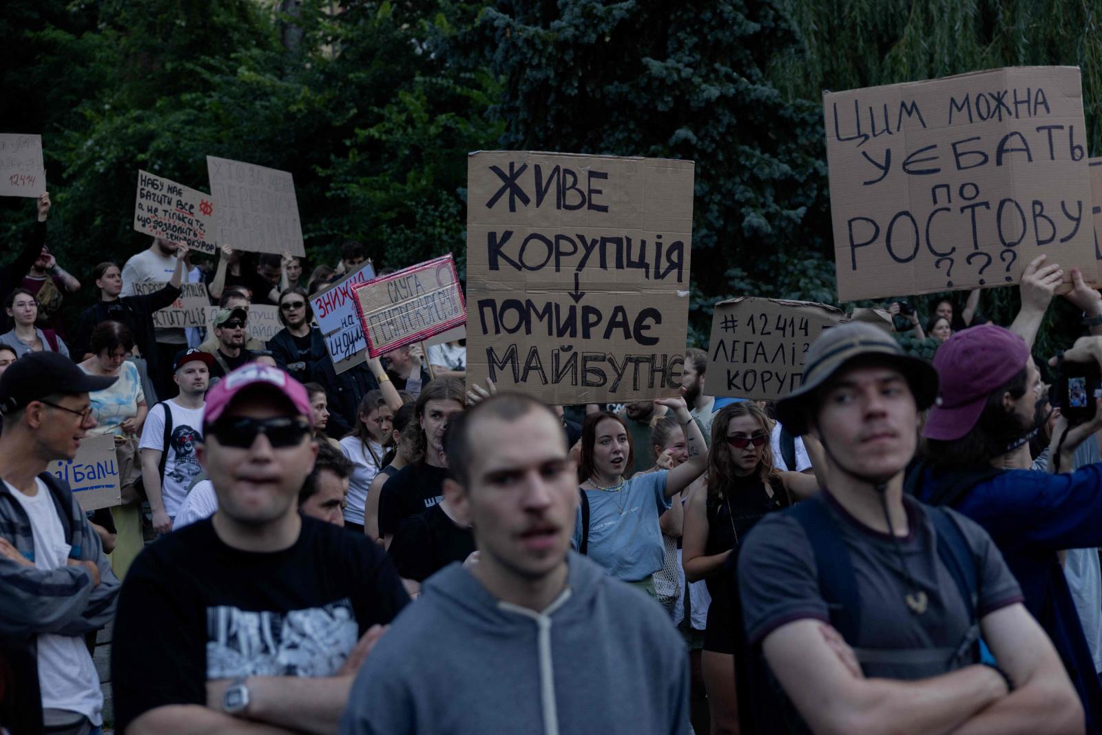 Manifestantes piden al presidente ucraniano que vete la ley que restringe la independencia de los organismos de anticorrupción