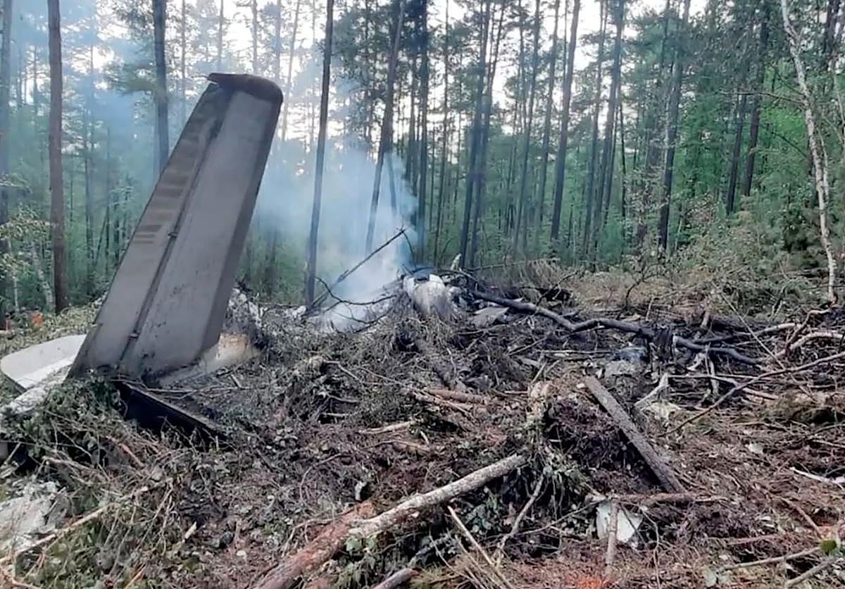 Restos del avión estrellado en el este de Rusia