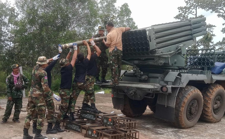 Imagen principal - En la primera imagen, soldados camboyanos recargan el lanzacohetes múltiple BM-21 en la provincia de Preah Vihear. Los vecinos están enfrascados en una amarga disputa por una zona conocida como el Triángulo Esmeralda, donde se encuentran las fronteras de ambos países y Laos, y que alberga varios templos antiguos