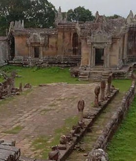 Imagen secundaria 2 - En la primera imagen, soldados camboyanos recargan el lanzacohetes múltiple BM-21 en la provincia de Preah Vihear. Los vecinos están enfrascados en una amarga disputa por una zona conocida como el Triángulo Esmeralda, donde se encuentran las fronteras de ambos países y Laos, y que alberga varios templos antiguos