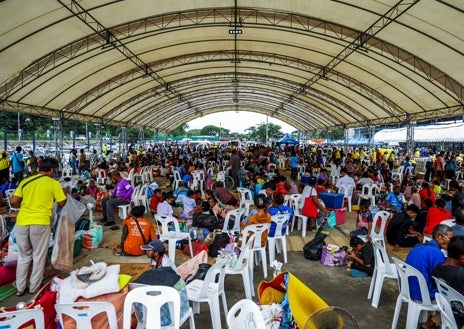 Imagen secundaria 1 - En la primera imagen, soldados camboyanos recargan el lanzacohetes múltiple BM-21 en la provincia de Preah Vihear. Los vecinos están enfrascados en una amarga disputa por una zona conocida como el Triángulo Esmeralda, donde se encuentran las fronteras de ambos países y Laos, y que alberga varios templos antiguos