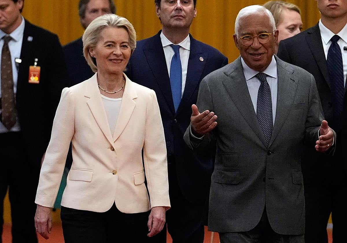 El presidente del Consejo Europeo, Antonio Costa (derecha), y la presidenta de la Comisión Europea, Ursula von der Leyen (izquierda), caminan antes de una reunión de la 25ª cumbre UE-China en el Gran Salón del Pueblo en Pekín, China