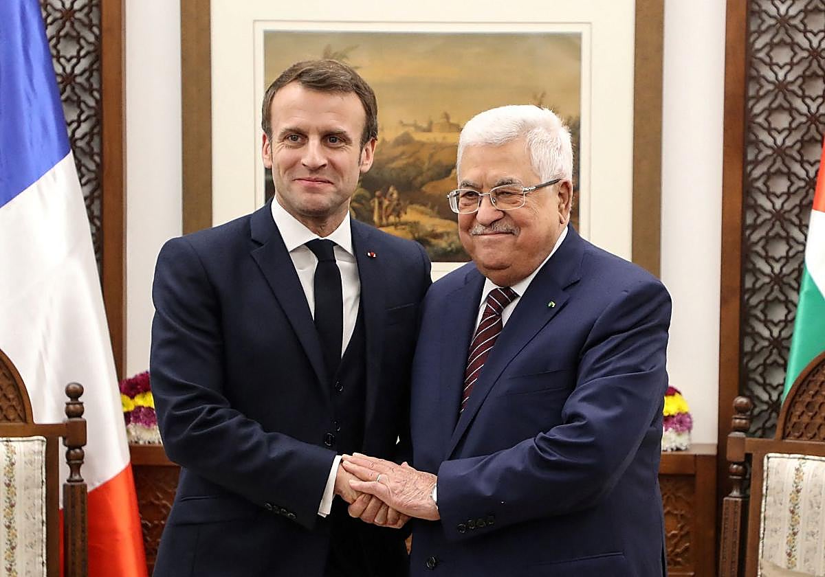 El presidente francés, Emmanuel Macron, junto a su homólogo de la Autoridad Palestina, Mahmud Abás, en una imagen de archivo
