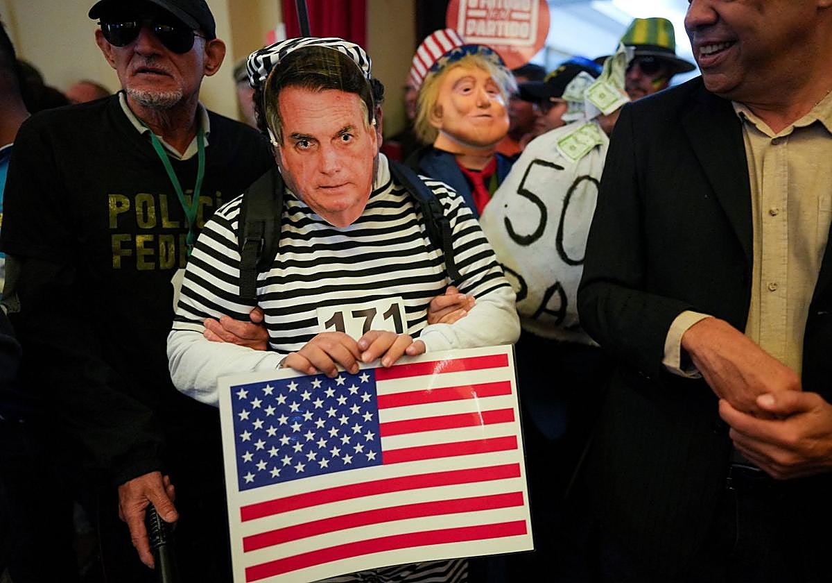 Una persona con una careta de Jair Bolsonaro, durante una concentración en favor de la soberanía de Brasil