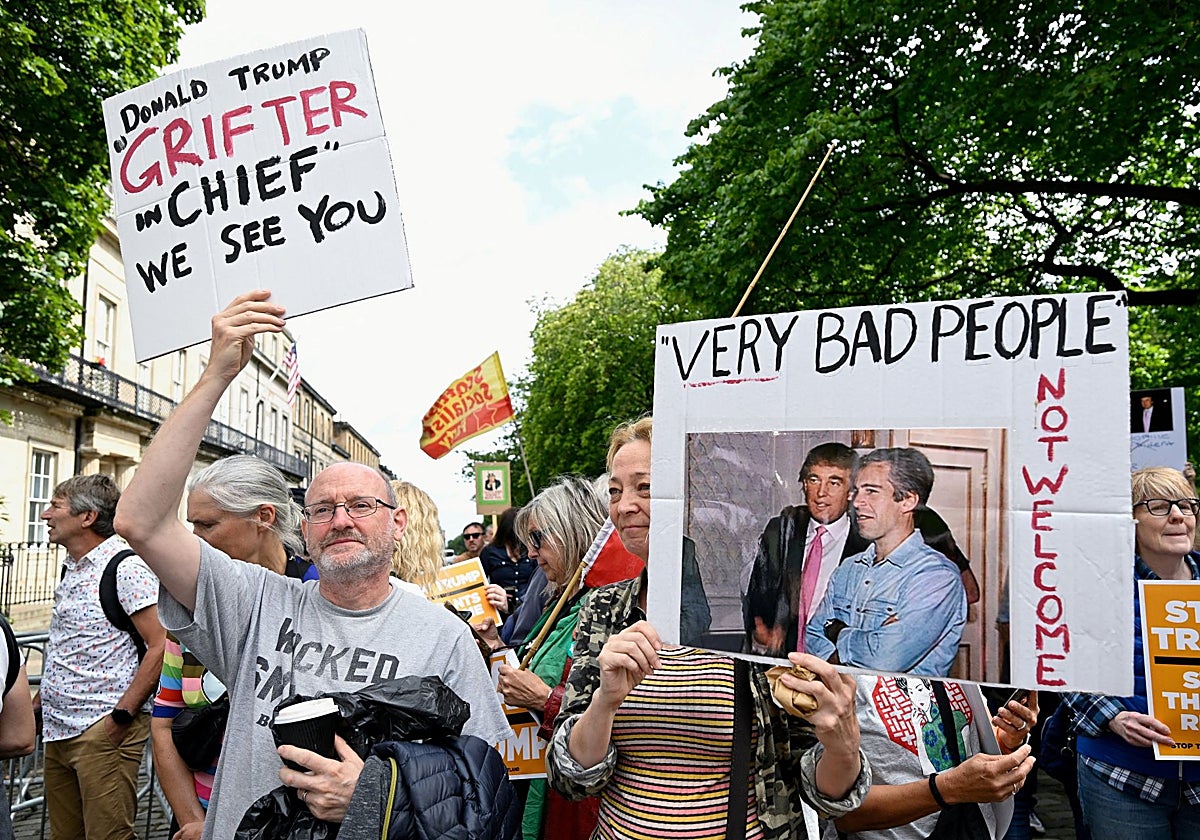 Protestas en Escocia contra la visita de Trump para jugar al golf