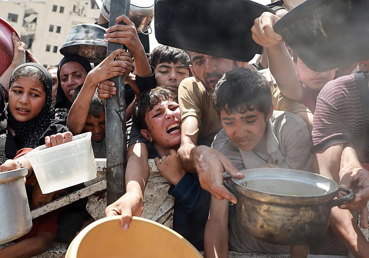 Palestinos en un punto de reparto de comida en Gaza